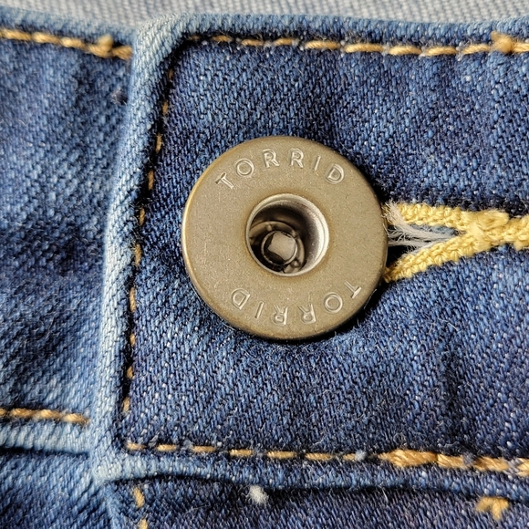 Torrid Jeans Size 20 42X28 Blue Boyfriend Distressed Raw Hem Stretch Denim - Picture 3 of 14